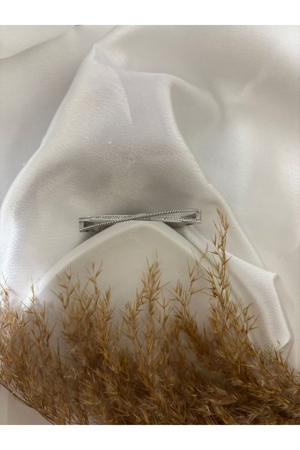 سوار من الفولاذ ذو شريط متقاطع رفيع