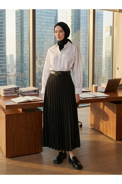 تنورة كلاسيكية مطوية من قماش الكريب - أسود -