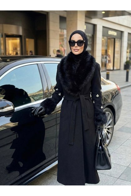 İthal Kumaştan Kürklü Kolları Taş Detaylı Kuşaklı Astarlı Özel Tasarım Midi Kaşe Kaban