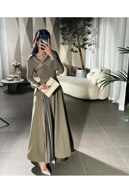 فستان راقٍ بتصميم عصري يجمع بين الأناقة والاحتشام