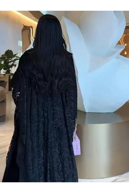 عباية مخملية مزينة بطبقات من المخمل الزهري