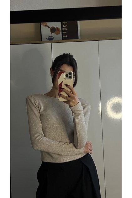 Omuzu Vatkalı Sırt Detaylı Uzun Kol Hafif Simli Triko Bluz