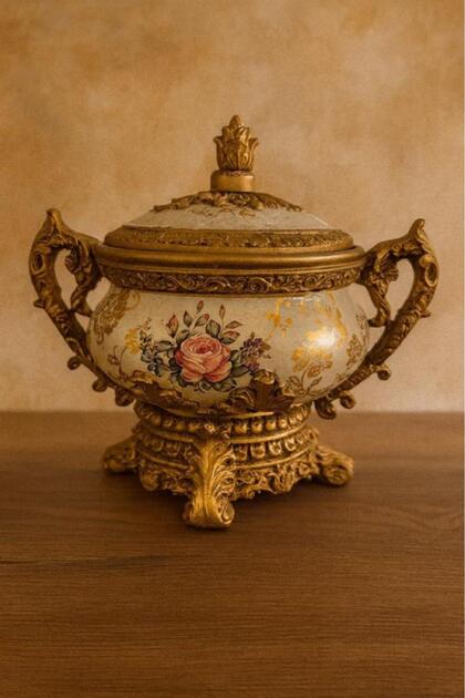A classic decorative masterpiece with a lid – gold engravings and a luxurious design