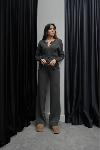 Anthrazitfarbenes Strickset mit Taillendetail und Druckknöpfen