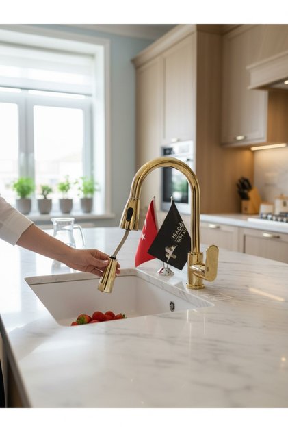 Glossy Gold Spiral Kitchen Faucet Spiral Sink Faucet Extending Kitchen Faucet with Movable Head
