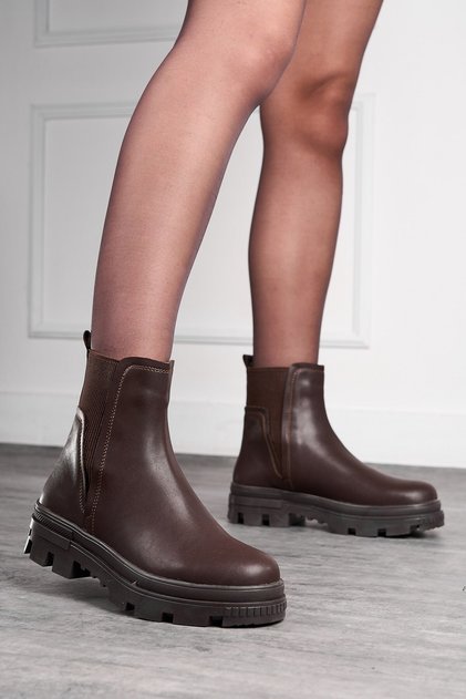 Tägliche Damenstiefel in Bitterbraun mit Gummidetails, ohne Reißverschluss, mit dicker, gezackter, rutschfester Sohle, Postnummer 631 - 7444