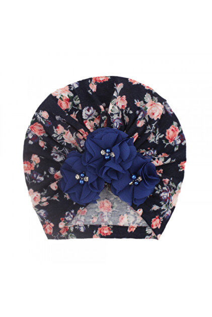 Caciulita tip turban cu floricele bleumarin aplicate