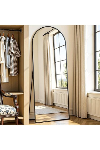 Modern curved mirror measuring {180x60} cm.