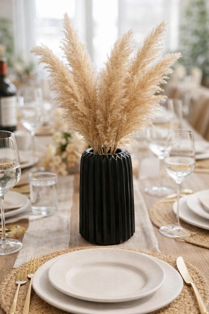 Decor de masă cu vază modernă neagră | Mese de luat masa și decorațiuni pentru living