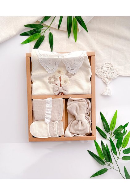 Daisy Embroidered Eyelet Embroidery Detailed Newborn 5-Piece Hospital Discharge Set