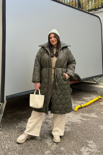Büyük Beden Fermuarlı Çıtçıtlı Dik Yaka Kemerli Uzun Şişme Mont - Haki