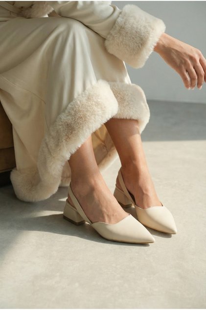 حذاء Slingback نسائي بمقدمة مدببة وكعب منخفض، باللون البيج