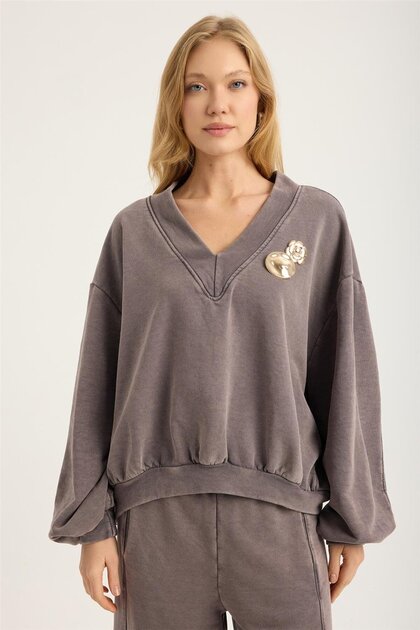 Sweat with Brooch