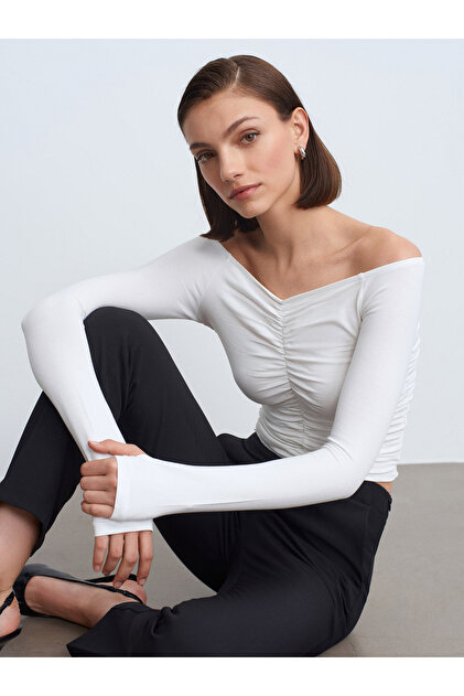 32089 Off-The-Shoulder Gathered Top