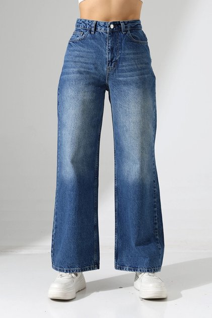 جينز دينيم بخصر عالٍ وأرجل واسعة