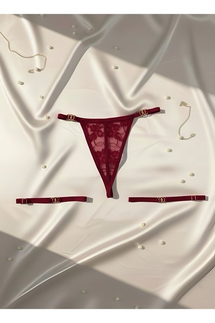 Σετ με δαντελένιο στρινγκ και ρυθμιζόμενο λουράκι ποδιών με χρυσή λεπτομέρεια αξεσουάρ – Βουργουνδία