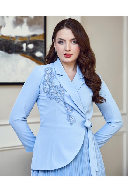 فستان كريب بتصميم لف وتطريز يدوي مع تنورة شيفون بكسرات