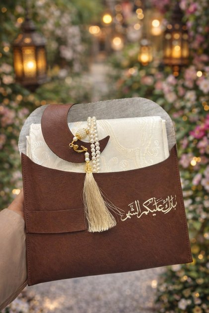 جيب جلد بعبارة مبارك عليكم الشهر مع سجادة وسبحة ( 1حبة )