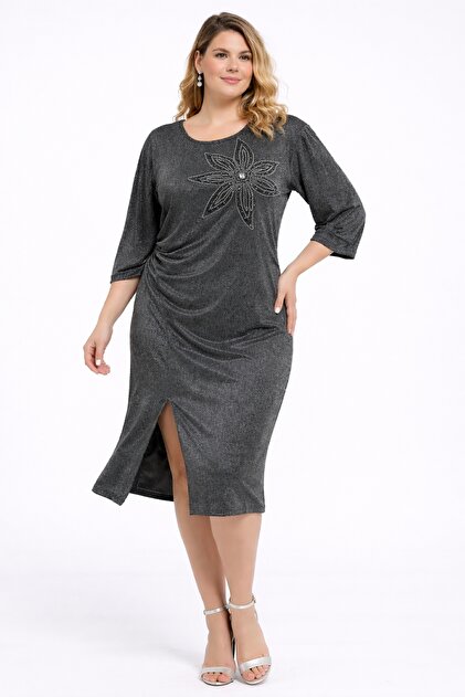 Rochie de damă, mărime mare, gri, cu detaliu de pliuri în față și pe umeri, cu broderie florală, fără căptușeală 65N39331