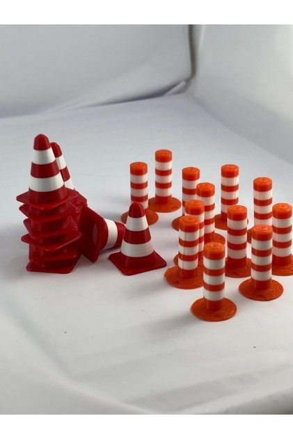 1:64 Scale Miniature Traffic Set – Cones and Road Bollards Diorama Accessory 24Pcs