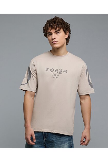 تي شيرت مطبوع برقبة دائرية وأكمام قصيرة