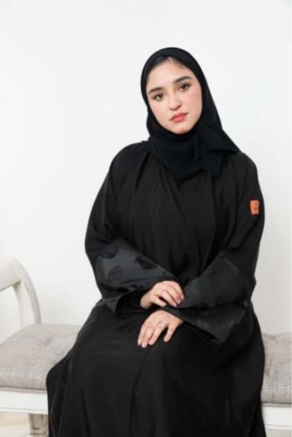 عباية سوداء بأكمام مزينة بتفاصيل من الساتان