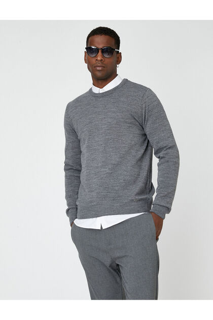 Pullover aus geschmolzenem Strick mit Rundhalsausschnitt