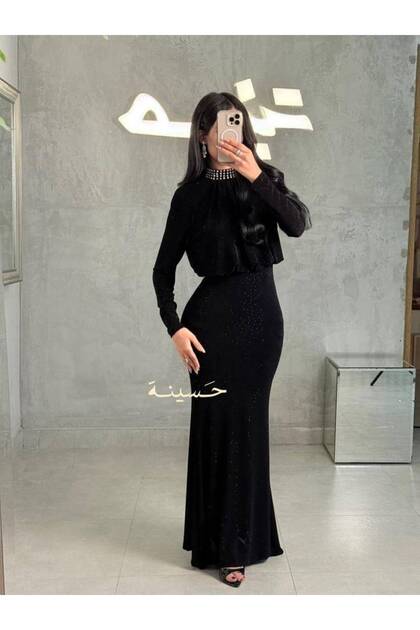 فستان أسود راقٍ برقبة مرصعة