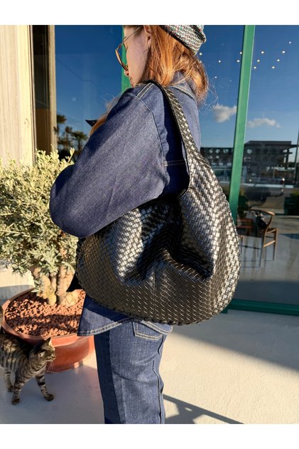 Zoe Women's Black Shoulder Bag