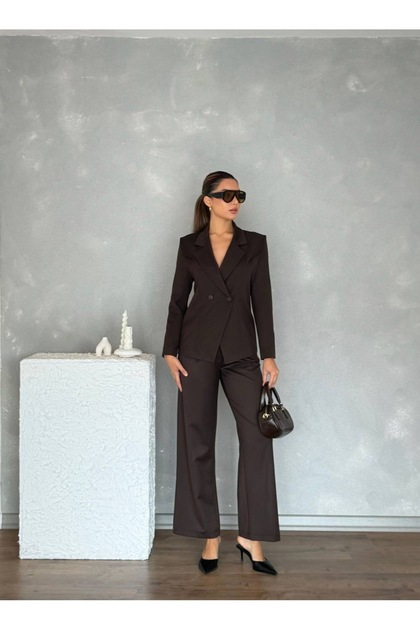 Women's Jacket and Pants Set with Detailed Design