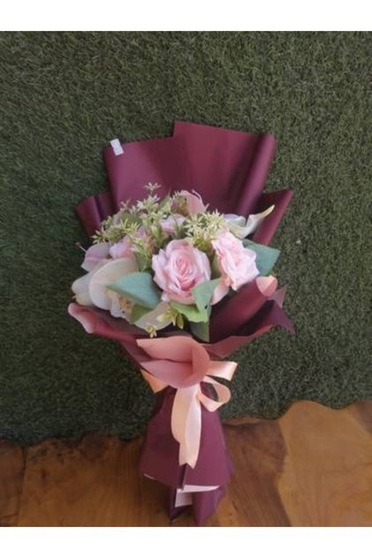باقة راسيل - باقة زهور مصنوعة يدوياً من الورود والزنابق