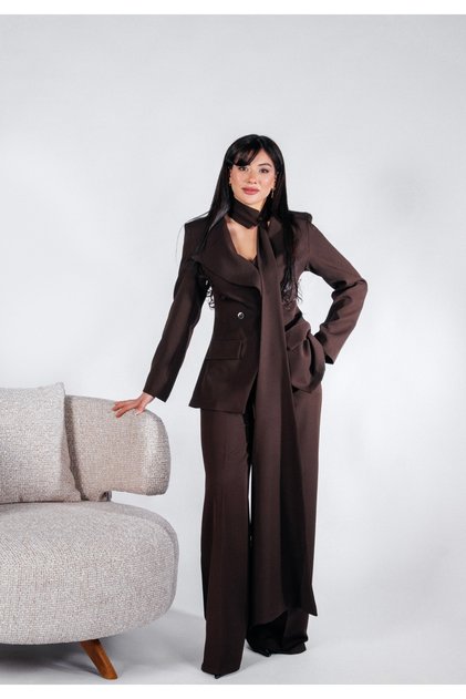 Costum de damă maro cu detalii tip șal, jachetă cu nasturi și pantaloni
