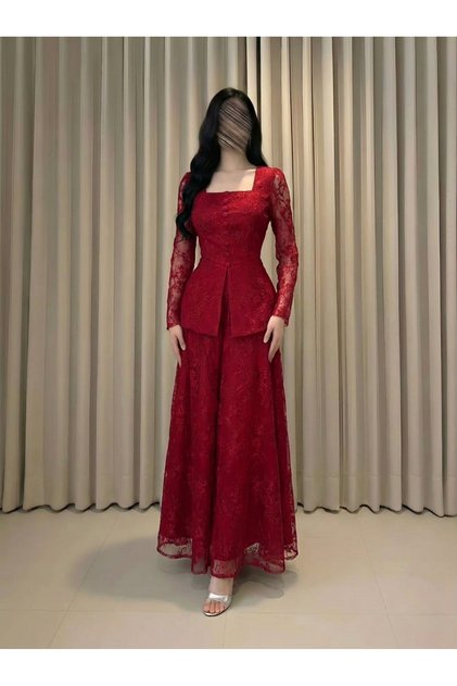 An elegant evening dress in dark red, made of luxurious lace fabric with delicate patterns that add a feminine touch.