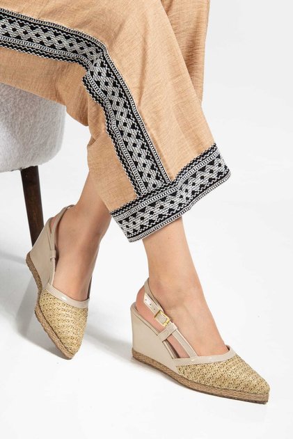 The New Season's Must-Have Item: Women's Shoes with Pointed Toes and Wedge Heels