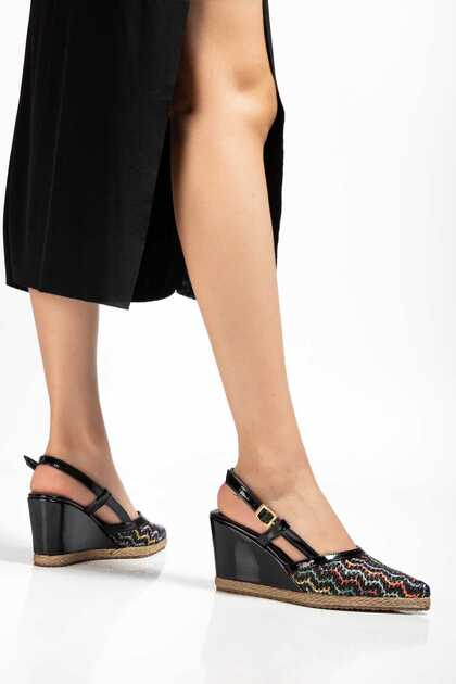 The New Season's Must-Have Item: Women's Shoes with Pointed Toes and Wedge Heels