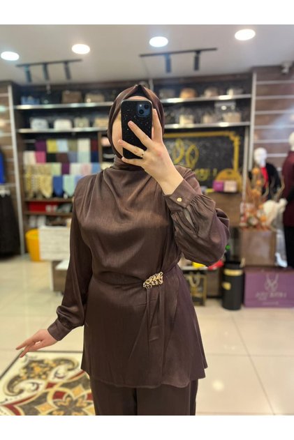 broş detaylı şık pantolonlu takım
