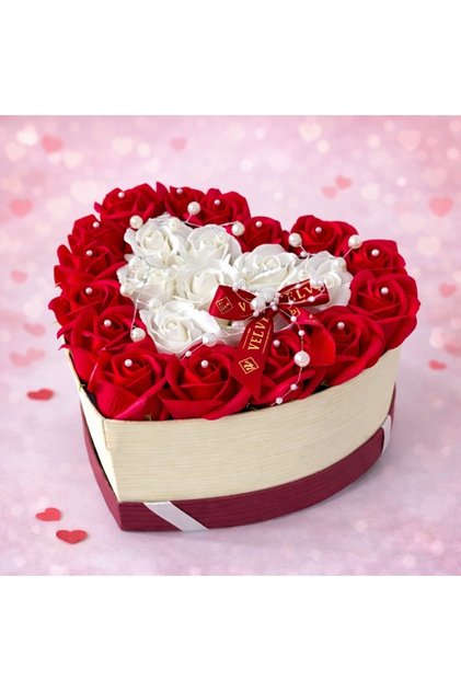 Aranjament Brilliant Heart, 23 trandafiri sapun si accesorii perlate, cutie tip inima, Rosu-Alb