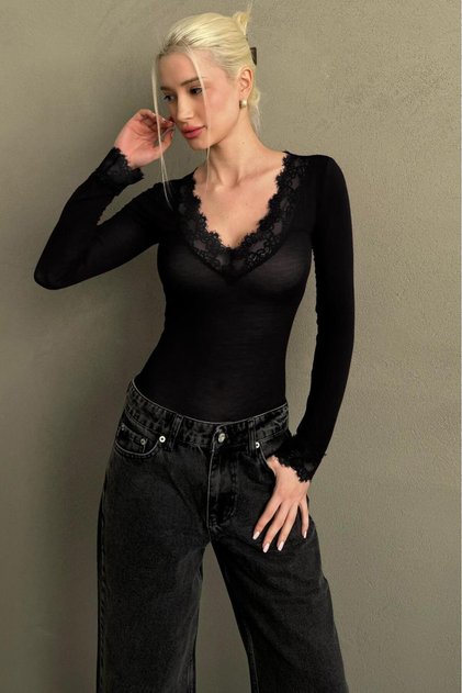 Schwarze transparente Damenbluse mit V-Ausschnitt und Spitze MG2662
