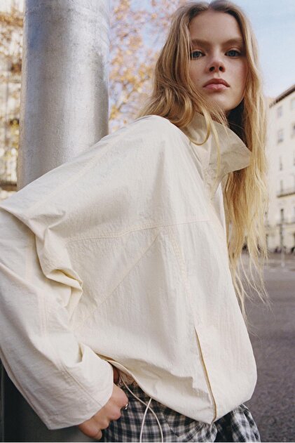 peachminty様 ブルゾン Sオフ白 Pull & Bear Kısa naylon görünümlü ceket - Fiyatı, Yorumları