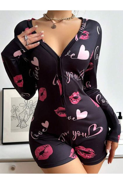 Kadın Dudak ve Kalp Desenli Uzun Kollu Düğme Detaylı Mini Şortlu Tulum Pijama