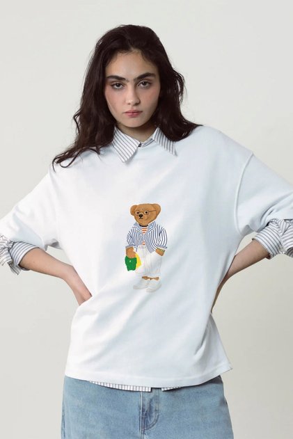 Γυναικείο μπλουζάκι oversize με στάμπα Bambino Bear σε λευκό χρώμα – Λαιμόκοψη περιστροφική, άνετη εφαρμογή, 100% βαμβάκι