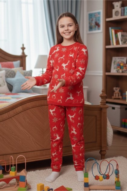 Kız Çocuk Geyik Desenli Kırmızı Süpersoft Pijama Takımı – Yumuşacık ve Canlı Renkler