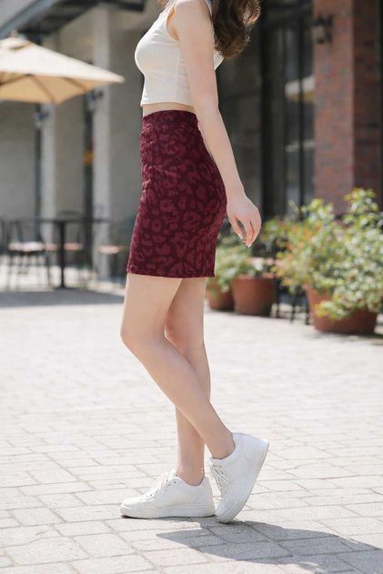 Lycra Elastic Waistband Scuba Fabric Burgundy Mini Skirt, Product Length 45 cm
