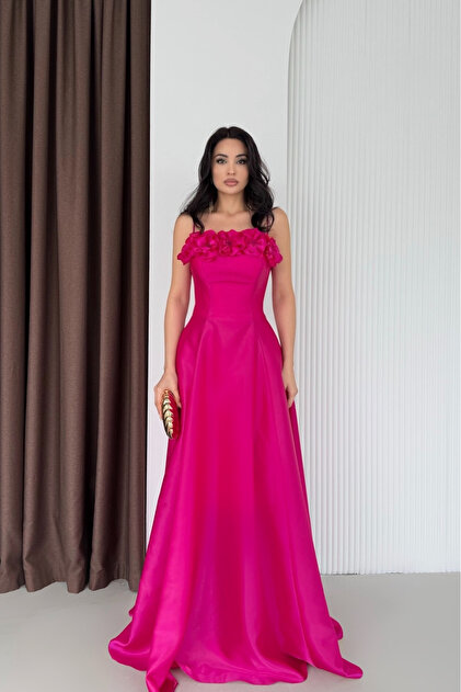 Rochie de seară cu bretele subțiri, brodată cu flori fucsia