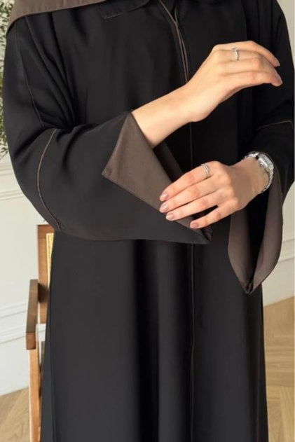 عباية نسائيه سادة أنيقة بتفاصيل بنية راقية على الأكمام-مع طرحه مجانا