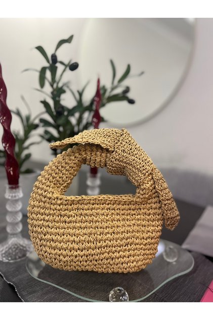حقيبة صغيرة من القش