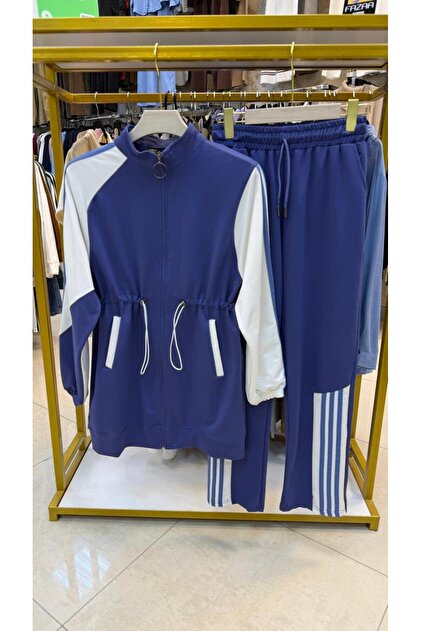 Two-piece pajama set with zipper
