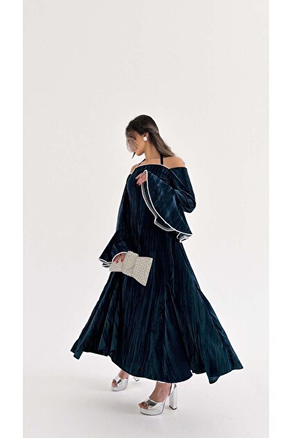 MWJ011 - Crushed velvet jalabiya with added trim on the front and sleeves