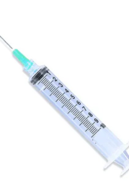 A set of 100 disposable 10ml medical syringes with needles