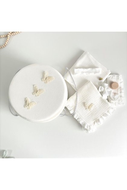 Trusou din Muselina Pentru Botez + Cufăr/Cutie Pentru Trusou cu Fluturi Crem